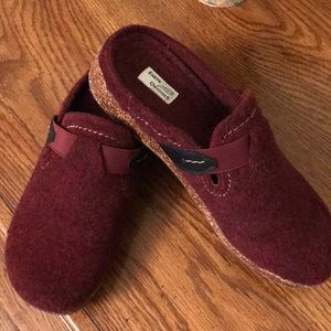 Earth Origins felt clog shoe size 9